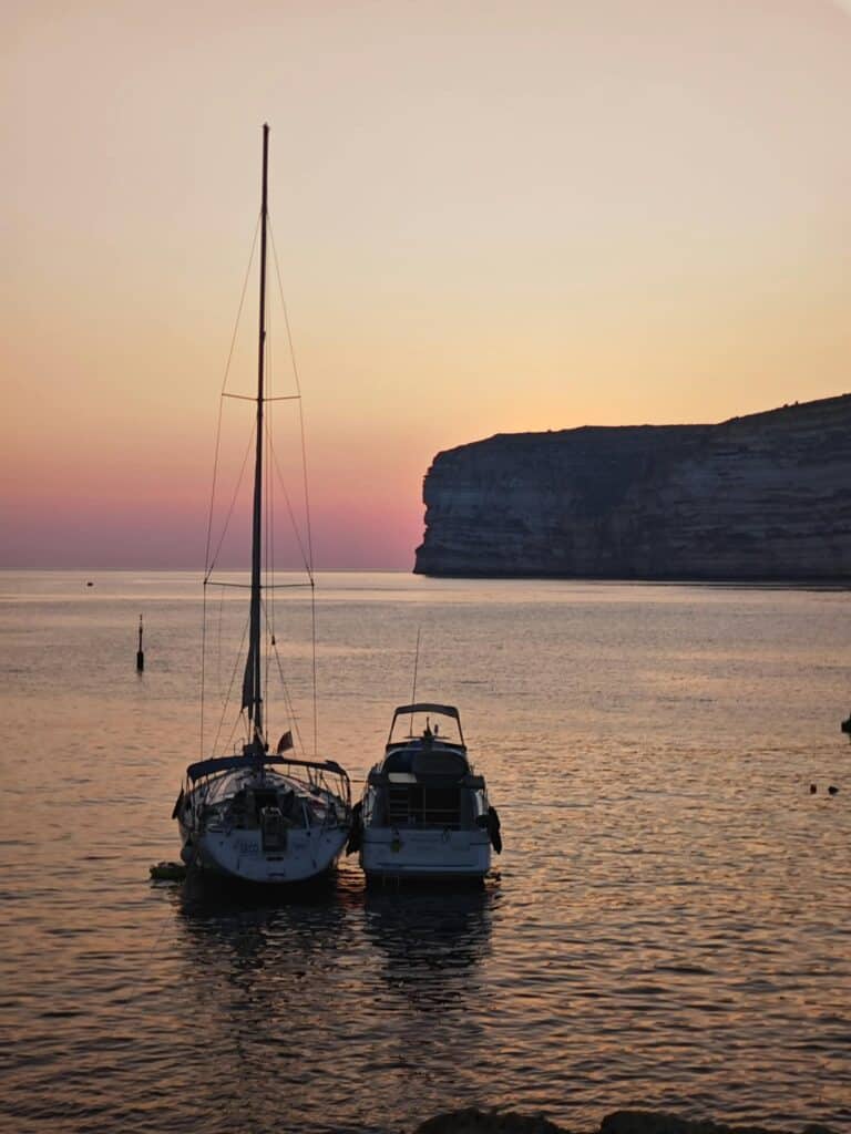 Location de bateau à Gozo - Coucher de soleil bateau gozo